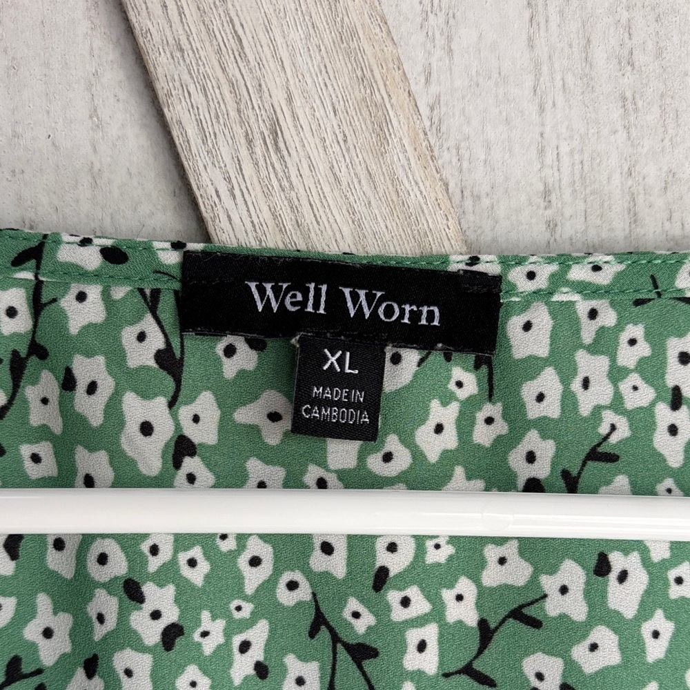 Well Worn Brand Green and White Floral Blouse - Picture 2 of 9